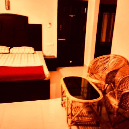 Hotel Royal Nest Vandiperiyār Extérieur photo