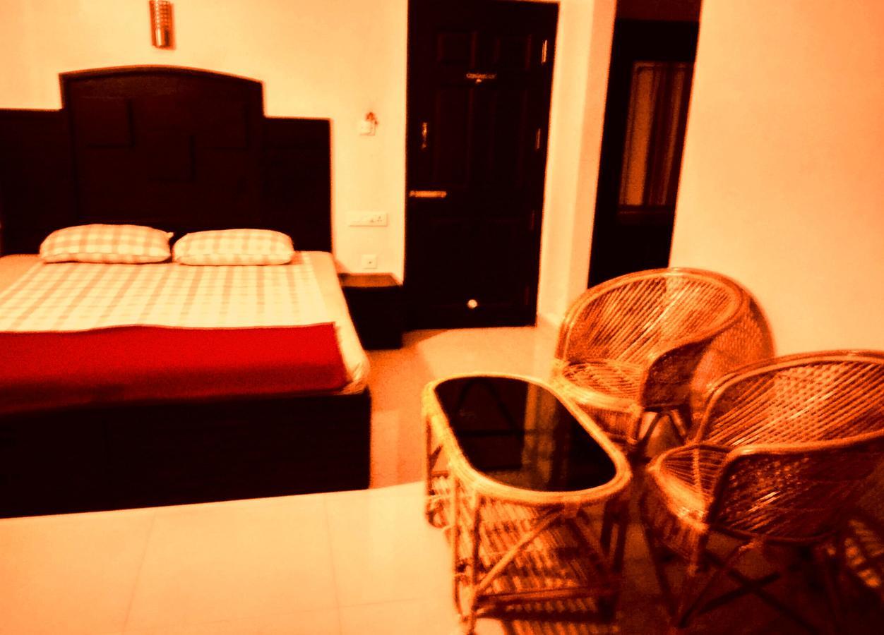 Hotel Royal Nest Vandiperiyār Extérieur photo