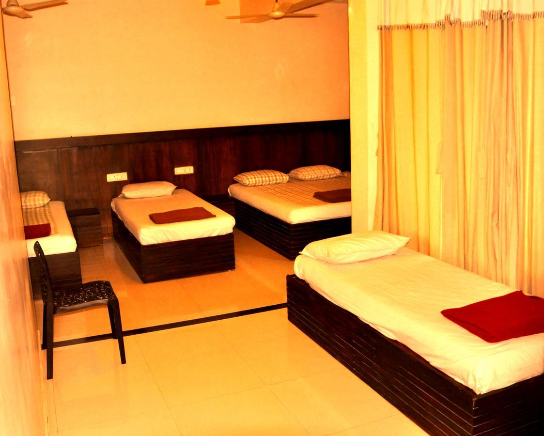 Hotel Royal Nest Vandiperiyār Extérieur photo