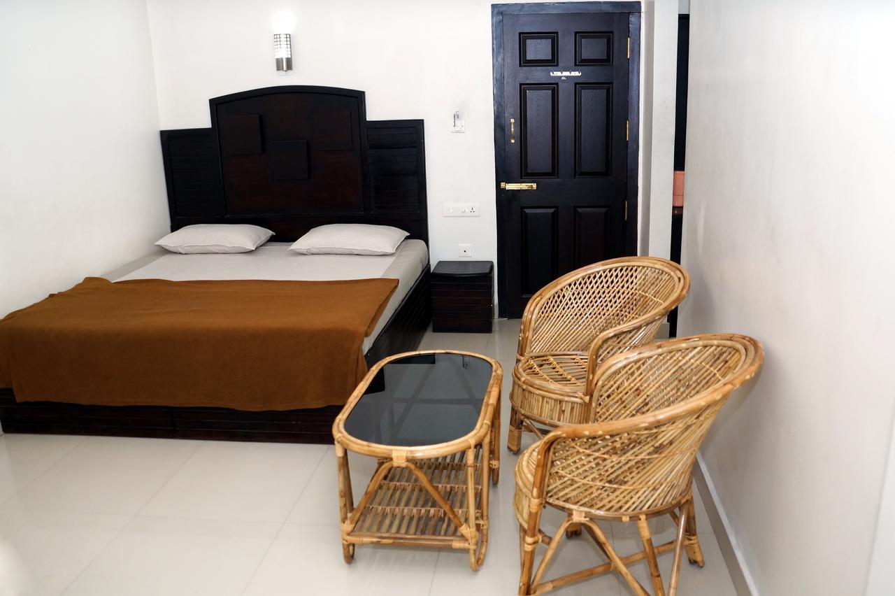Hotel Royal Nest Vandiperiyār Extérieur photo