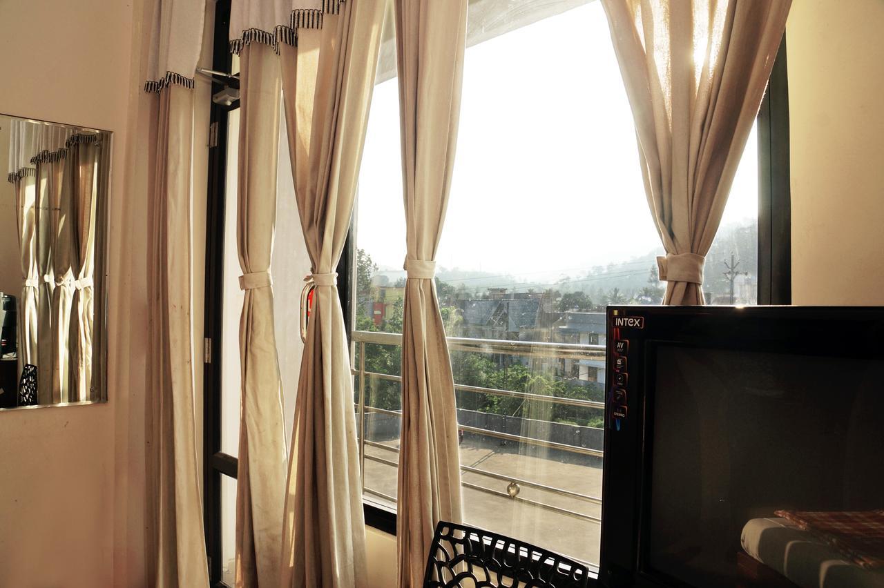 Hotel Royal Nest Vandiperiyār Extérieur photo