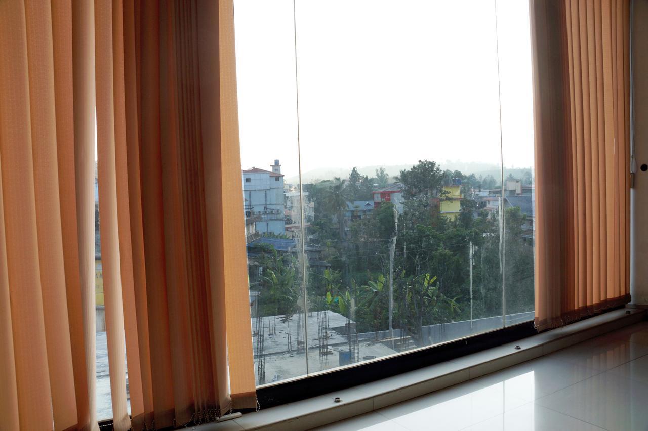 Hotel Royal Nest Vandiperiyār Extérieur photo