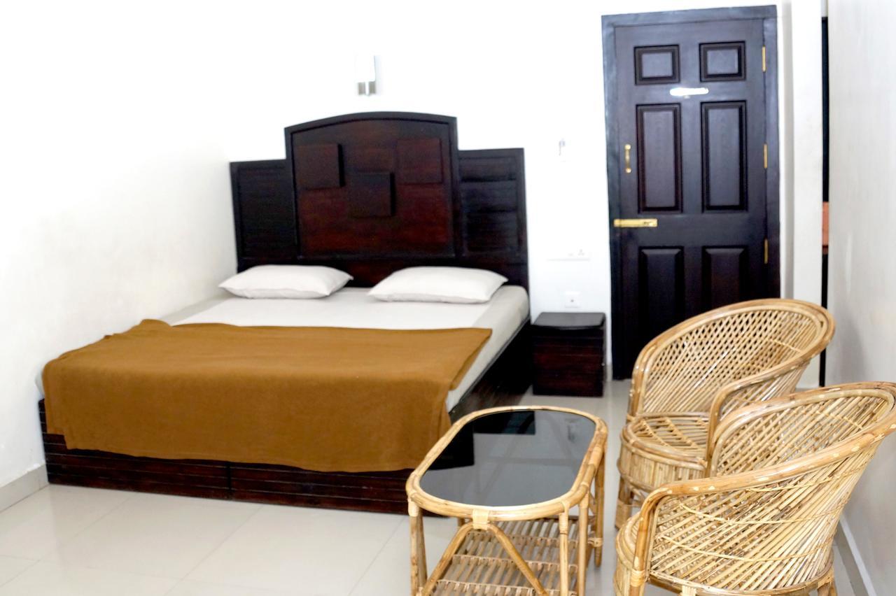 Hotel Royal Nest Vandiperiyār Extérieur photo